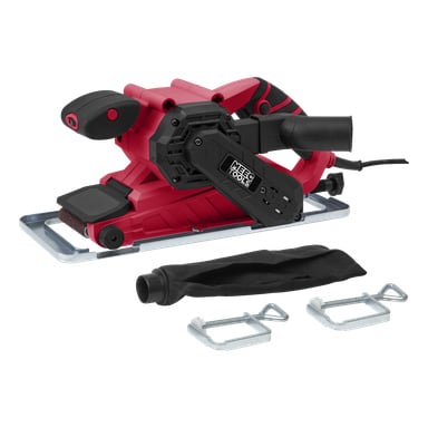 En röd och svart Meec Tools remslipare med strömkabel, dammpåse och två metallklämmor visas. Sidan visar varumärket Meec Tools.