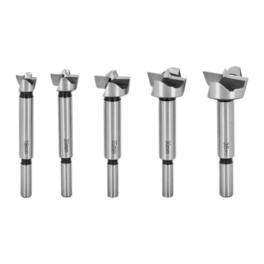 Pięć metalowych wierteł cylindrowych z zestawu wiertarek Meec Tools, w rozmiarach 15mm, 20mm, 25mm, 30mm i 35mm, jest ustawionych pionowo w rzędzie.