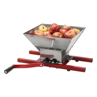 Ruostumattomasta teräksestä valmistettu Menuett Fruit Crusher, jossa on punainen metallirunko, on varustettu käsikampiakselilla ja avoimella säiliöllä, jossa on punaisia omenoita, ja se on suunniteltu käsin käsittelemään omenoita siideriksi tai mehuksi varten.