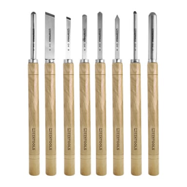 Åtta Meec Tools svarvverktyg står upprätt i rad, var och en med ett fläckfritt trähandtag märkt med varumärket. Setet visar olika metallblad högst upp, med varierande form och storlek.