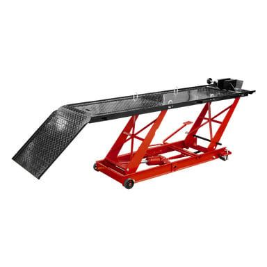 Ein Hamron-Motorradlift mit rotem Hydraulikmechanismus, einer schwarzen Rampenverlängerung aus Metall und einer Diamantplattenplattform. Er verfügt über einen Handhebel zur Bedienung, eingebaute Räder für eine einfache Bewegung und eine Klemme am Ende, um das Motorrad sicher zu halten.