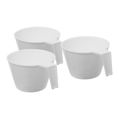 Tre vita Menuett Deciliter-måttkoppar från ett tredelat set placeras tätt sida vid sida. Varje plastmugg har ett handtag och de har alla samma storlek och design.