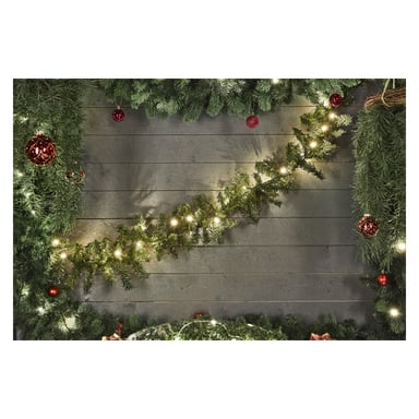 EKVIP LED-girland Connectable System, med vita ljusslingor och röda ornament, har en zickzackformad festlig design på en grå trävägg. Mjuka skuggor från girlanden skapar mjuka dekorativa mönster på träytan.