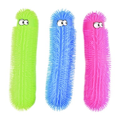 Tre höga, luddiga Caterpillar Puffer-leksaker från Robetoys—en grön, en blå och en rosa—står upprätt. Var och en har lekfulla, tecknade ögon som tittar åt olika håll och är täckta av mjuka, taggiga borst.