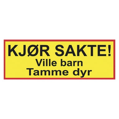 Et Dekalstajling-skilt med gul bakgrunn og rød kant lyder: «KJØR SAKTE! Ville barn Tamme dyr," betyr "Kjør sakte! Ville barn temmer dyr.»