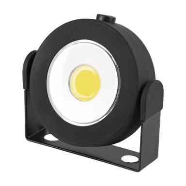 Okrągła lampa LED Anslut Work z żółtym środkiem jest przymocowana do czarnego regulowanego stojaka, który ma dwa otwory u podstawy do montażu. Lampa jest oglądana z lekkiego kąta.