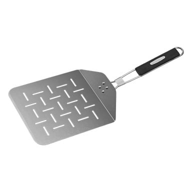 Burns & Barkles Pizzaspatel har ett brett, rektangulärt metallblad med parallella utskärningar och ett svart handtag som slutar i en ögla för upphängning.