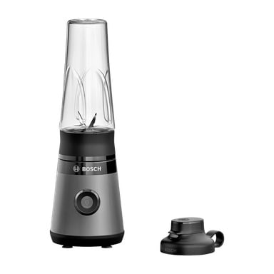 Bosch Home Blender MMB2111S, jossa on läpinäkyvä sekoituspurkki, näkyy mustan matkakannen vieressä. Etupuolelle suunnattu virtapainike korostaa sen tyylikästä, kompaktia muotoilua.