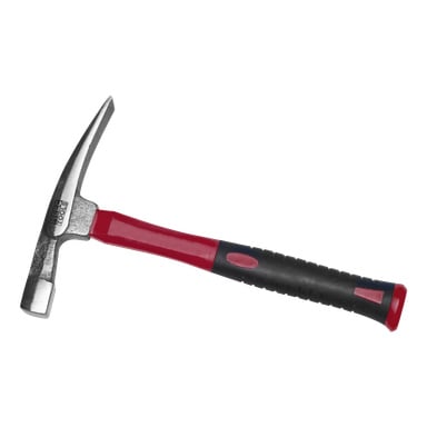 Ein Meec Tools Mason-Hammer mit einem schwarz-roten Griff ist zu sehen, der an einem Ende eine flache Schlagfläche und am anderen eine spitze Spitze aufweist.