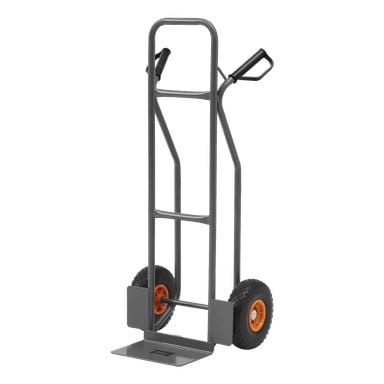 En Hard Head Warehouse-gravhög står upprätt och visar en robust grå metallram med två svarta handtag, dubbla orange hjul med svarta däck och en platt metallbas designad för att transportera föremål.