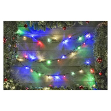 EKVIP LED-ljusslingor i rött, blått, grönt och vitt hänger över en trävägg, dekorerade med gröna tallgrenar och röda prydnader för en festlig julstämning.