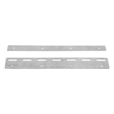 Utstilt er to rektangulære metallplater fra Hard Head Mount for PVC-stripegardiner. Den øvre platen inneholder fem sirkulære hull, og den nedre platen har fem sirkulære hull sammen med fem avlange spor arrangert i én rad.