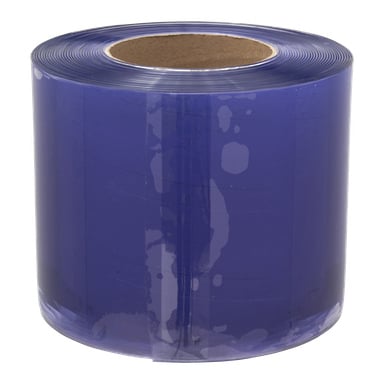 Et Hard Head PVC-gardin, vist som en stor rull med klar blåtonet plaststripe med pappkjerne, stående oppreist.