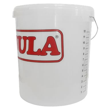 En vit plast-Jula-hink med metallhandtag, en röd etikett med text och en svart våg på sidan som visade mått från 2 till 12 liter.