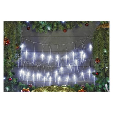 EKVIP LED-istapps-lampor Connectable System är draperade längs en grå trävägg, inramade av frodiga gröna tallgirlanger dekorerade med röda ornament. De klarvita LED-lamporna förstärker den festliga julkänslan.
