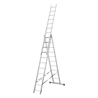 En Hard Head Combination-stige med 3x11 trinn er satt opp i A-form. Stigen er høy og sølvfarget, utstyrt med mange trinn og stabilisatorstenger ved basen.