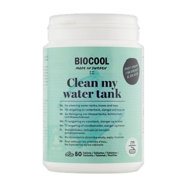 En vit behållare med Biocool Cleaning-tabletter för vattentankar, märkt som "Rengör min vattentank 50-pack." Förpackningen visar att den är fri från klor och silver, och innehåller 50 tabletter avsedda för rengöring av vattentankar, slangar och kranar.