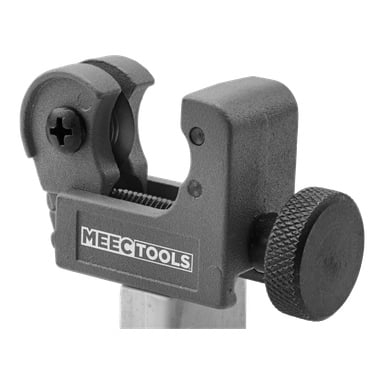 Nahaufnahme eines Meec Tools Rohrschneiders mit sichtbarem rotierendem Schneidrad, einem Verstellknopf und robuster Metallkonstruktion.