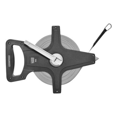 Et stort svart målebånd fra Meec Tools med håndsveiv og merket håndtak til venstre, sammen med et langt metallbånd som strekker seg til høyre og avsluttes med en krok og løkke.