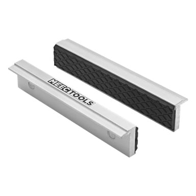 To rektangulære Meec Tools beskyttelseskjever vises i et sett med to. De sølvfargede metalldekselene har svarte teksturerte gummiputer, ment å beskytte arbeidsstykkene når de klemmes fast i en skrustikke.