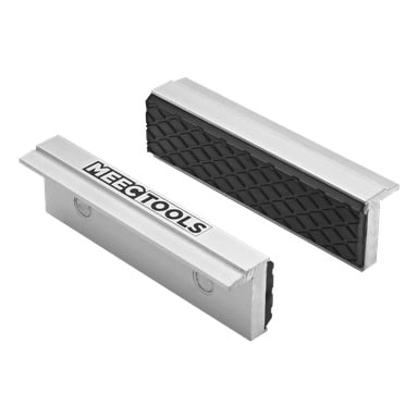 Et par Meec Tools beskyttelseskjever er avbildet, med sølvfargede metallkropper og svarte teksturerte gummigrep. Den ene kjeven viser Meec Tools-merket, mens den andre er vendt for å vise den gummibelagte siden.
