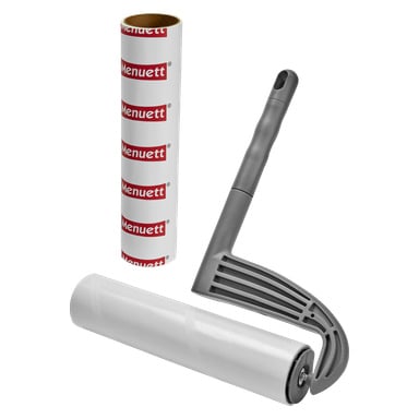 En grå Menuett Furniture vedlikeholdsrulle med solid håndtak, en klebrig rulle og en ekstra erstatningsrulle. Begge rullene er pakket inn i hvitt papir, hvorav den ene viser den røde Menuett-logoen.