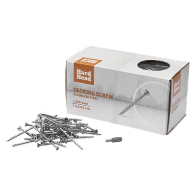 En eske merket "Hard Head Decking screw 500 pack" vises med en liten haug sølvskruer og en skrutrekkerbit plassert foran. Pakken viser skruene som 4,2x55 mm og inkluderer en tegning av en enkelt skrue på overflaten.