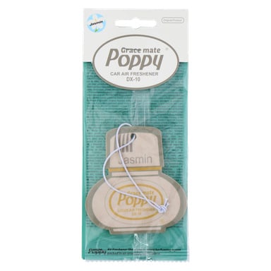 En Poppy Fragrant Figure-billuftfräschare med jasmindoft visas i förpackningen. Den flaskformade produkten har ett hängande snöre, och den huvudsakligen tealfärgade förpackningen innehåller några transparenta ytor.