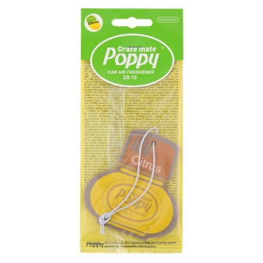 En Poppy Fragrant Figure-billuftfräschare är förpackad i ett gult och grönt papper märkt Citrus. Kartongluftfräscharen inuti är formad som en gul flaska med orange kork, och den har ett vitt snöre att hänga upp.