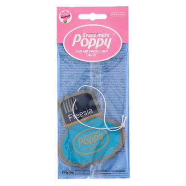 En blå billuftfräschare med ett vitt snöre, märkt med Duftande figur av Poppy och doftande med Freesia. Den är förseglad i klar plast och visas på rosa och blå kartongförpackningar.