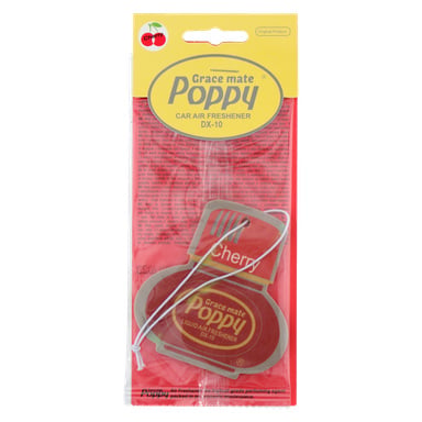 En Poppy Fragrant Figure körsbärsbilsluftfräschare i burkform, förpackad i klar röd plast som avslöjar en röd och gul etikett samt ett vitt snöre att hänga upp. Produktdetaljer finns på den transparenta förpackningen.