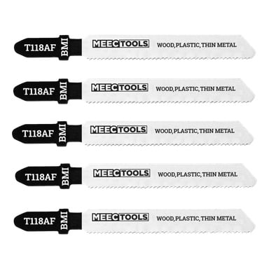Fem Meec Tools Jigsaw-blad är uppradade horisontellt, var och en märkt för användning med trä, plast och tunn metall. "T118AF" och "BMI" är tryckta på den svarta sektionen nära där bladen fäster.