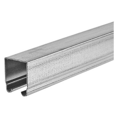 Et detaljert nærbilde av en metallisk, rektangulær skyvedørskinne fra Hard Head, som viser en U-formet stålkanal som ofte brukes i konstruksjon eller rammeverk. Metallet har en lett teksturert, reflekterende overflate.