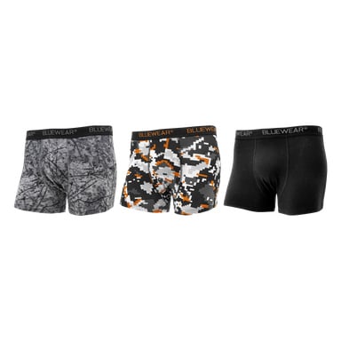 Tre Bluewear boxershorts visas: en med grått kamouflagemönster, en med ett gråt, svart, vitt och orange geometriskt mönster, och en i enfärgat svart. Varje har ordet "BLUEWEAR" på midjebandet.