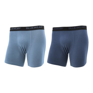 Ett set med två Bluewear herrboxershorts inkluderar ett ljusblått och ett mörkblått par. Varje har ett svart elastiskt midjeband med "BLUEWEAR" skrivet i vitt, och kalsongerna visas sida vid sida.