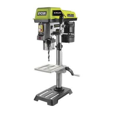 Ryobi Column Drilling Machine RDP102L har ett karakteristiskt grönt och svart motorhus, sitter på en solid metallbas och har ett justerbart arbetsbord. Kontrollpanelen är utrustad med strömbrytare, medan borrbiten är fastsatt i chucken. Ett sidohandtag gör det enkelt att höja eller sänka bordet.