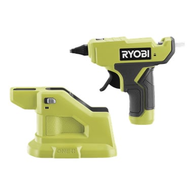 En Ryobi One+ RGLM18-0 batteridrevet limpistol og dens grønne ladestasjon med svarte detaljer er plassert ved siden av hverandre.