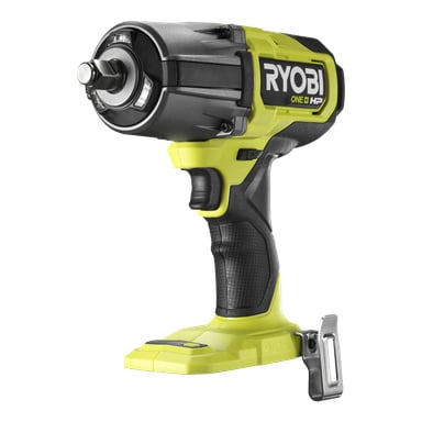 Ryobi One+ HP RIWH18X-0 slagnøkkel, med et svart og knallgrønt design, står oppreist i trekvart vinkel. Den har en metallbelteklips festet til basen og vises uten batteri installert.