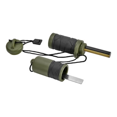 Das grün-schwarze Feuerstarter-Set von Kayoba Outdoor enthält einen Stahlschlag und eine Ferrostange, die durch eine schwarze Schnur mit Kunststoffkappe verbunden sind. Jede Komponente ist einzeln angeordnet, um sie gut zu sehen.