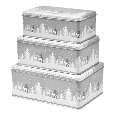 Kolme EKVIP:n "Tins 3 Pack" -suorakaiteen muotoista metallipurkkia kannella on pinottu kerroksiin. Jokaisessa tinassa on talvinen metsäkuvio valkoisena ja harmaana, koristeltuna puilla, poroilla ja lumihiutaleilla, ja jokainen on eri kokoinen.
