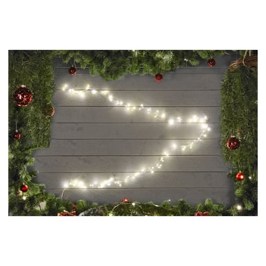 EKVIP LED-Lichterketten bilden eine Fischform an einer Holzwand, verziert mit grünen Kieferngirlanden und roten Ornamenten für einen festlichen Akzent.