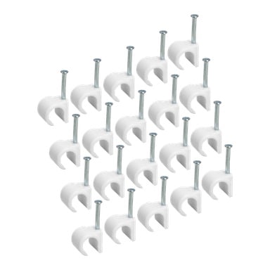 Flera Anslut Cable-avlastningsklämmor från ett 100-pack är arrangerade i fyra förskjutna rader. Klämmorna är U-formade, gjorda av vit plast, och varje har en metallspik för att fästa kablar eller trådar på ytor.