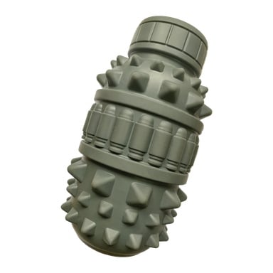 Kayoba Chew-leksaken för hundar är grön och formad som en cylinder, med upphöjda knölar och åsar. Den stimulerar tandköttet och hjälper till att stilla tuggbegäret.