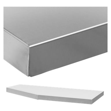 Vinklad närbild av Hard Head Worktop designad för ett hörnskåp, som visar dess rektangulära borstade metallyta. Under huvudbänken finns en separat, mindre bit gjord av samma material.