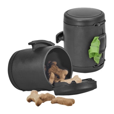 To svarte Flexi Multi-box containere designet for flexileads vises; En boks er åpen og viser hundebeingodbiter inni med noe sølt foran, mens den andre boksen er lukket og har grønne avfallsposer synlige gjennom en sideåpning.