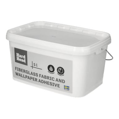 En vit 5-liters plastlåda med handtag, märkt Hard Head Wallpaper Paste. Etiketten visar ikoner som visar att den är vattenbaserad och torkar på ytan inom 24 timmar, samt en svensk flagga.