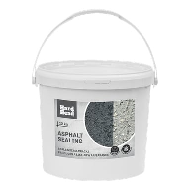En 12 kg vit plasthink med Hard Head Asphalt sealer visar en etikett med bilder sida vid sida som jämför oförseglad och förseglad asfalt, vilket betonar produktens effektivitet på att täta mikrosprickor och föryngra ytan.