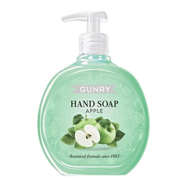 En klar plastflaska med Gunry Handtvål innehåller grön vätska och har en etikett dekorerad med bilder på gröna äpplen, både hela och skivade, tillsammans med bladmönster och frasen "Botanical Formula Since 1983."