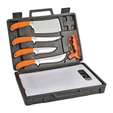 Ein Kayoba Butcher Set 9 Pack verfügt über eine stabile schwarze Kunststoffhülle mit individuell geformten Schlitzen und einem Tragegriff. Im Inneren befinden sich vier Messer mit leuchtend orangefarbenen Griffen, ein Handmesserschärfer und ein weißes Schneidebrett.