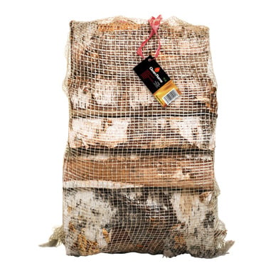 En vertikalt staplad nätpåse innehåller Cleanflame Firewood, säkrad med en röd slips upptill och med en svart och röd Cleanflame-etikett. Den nätförsedda förpackningen gör att veden syns inuti.